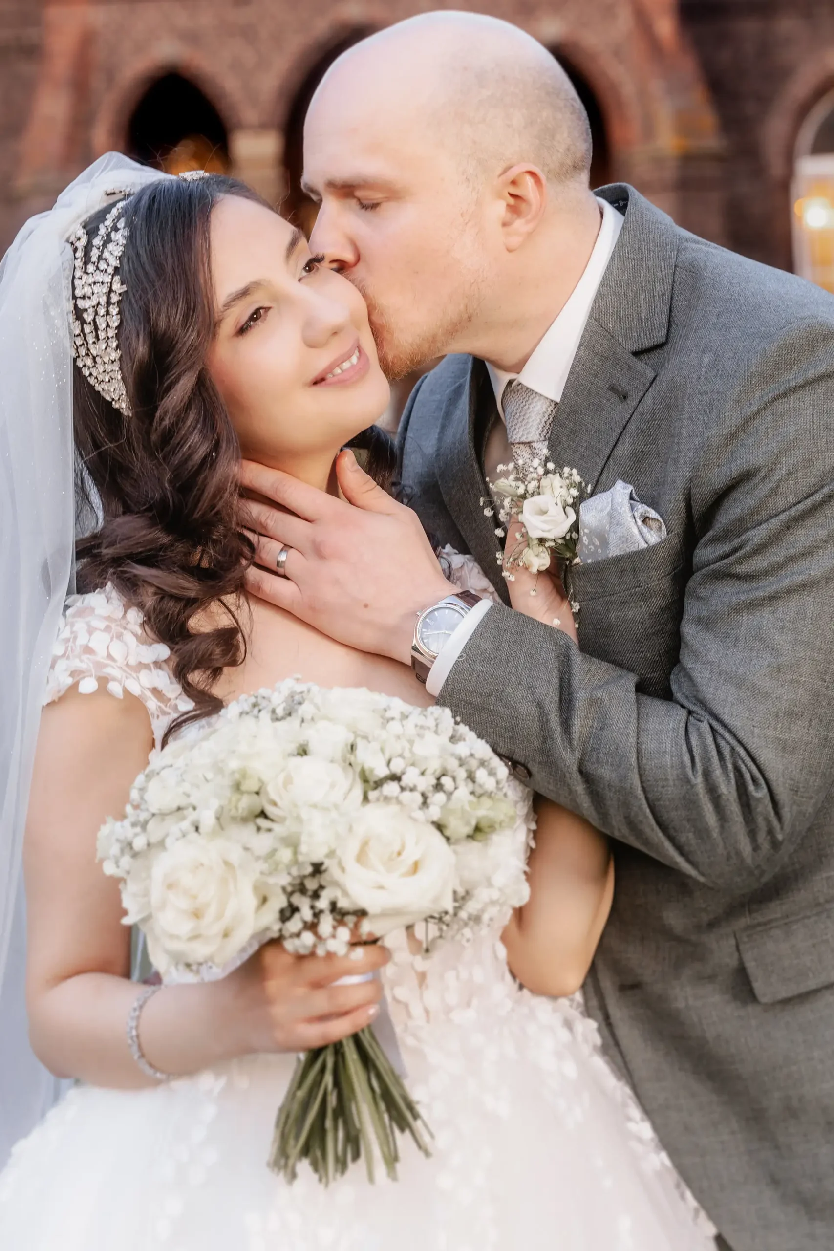 Hochzeitsfotograf Bielefeld Bräutigam küsst Braut