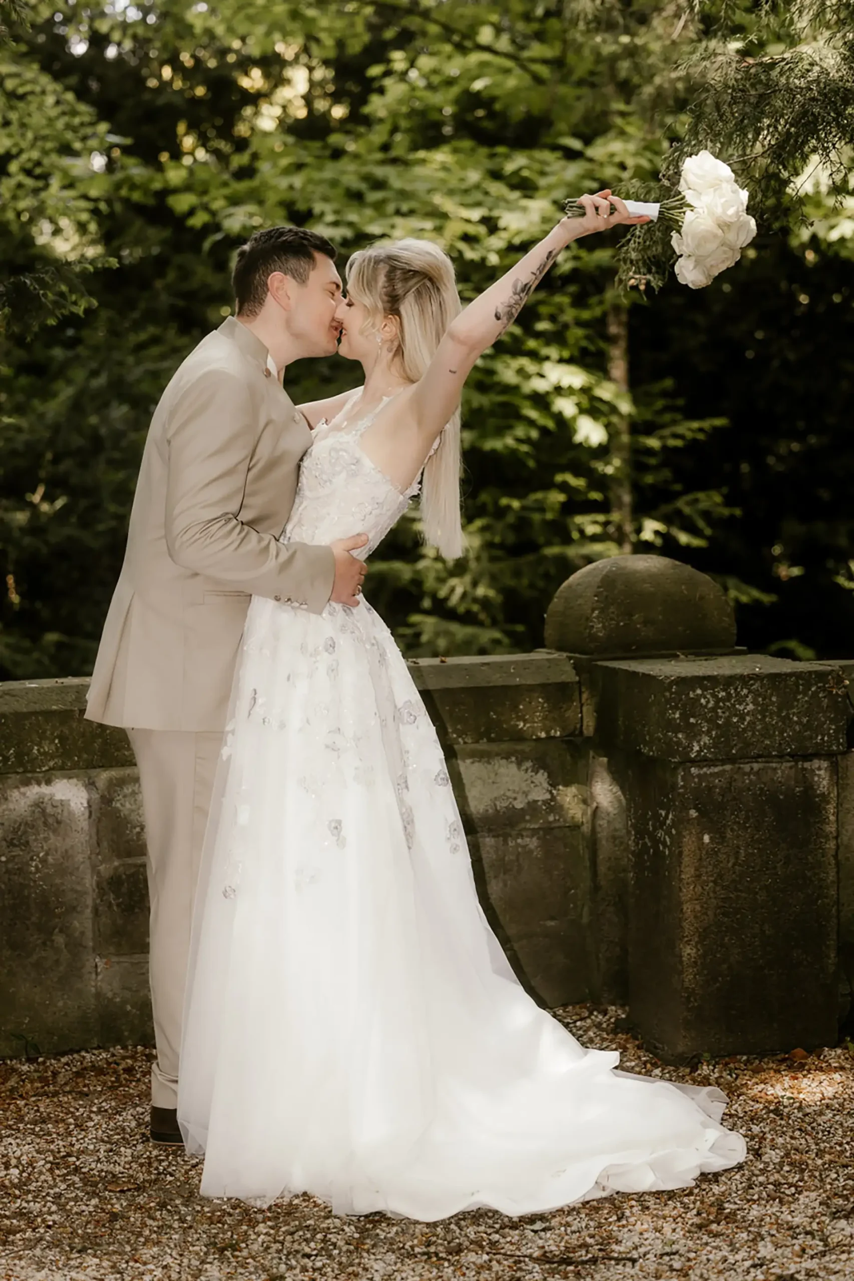 Hochzeitsfotograf Bielefeld Braut hält den Strauß hoch
