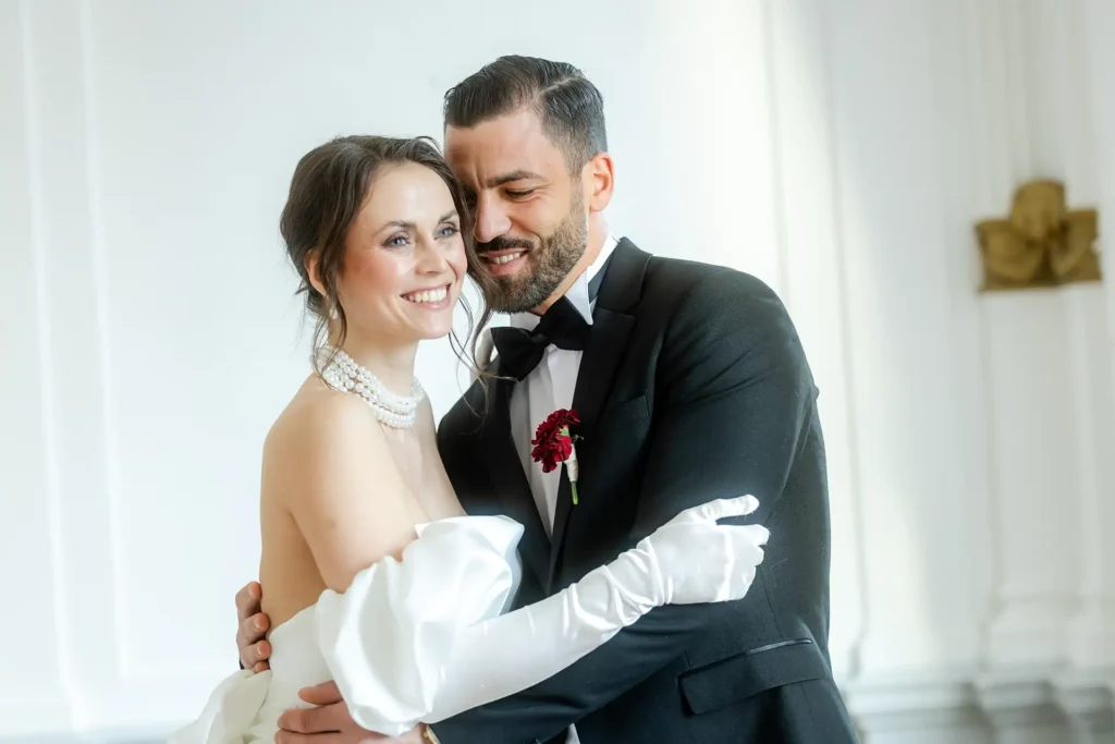 Hochzeitsfotograf Bielefeld Braut lacht und Bräutigam hält sie fest