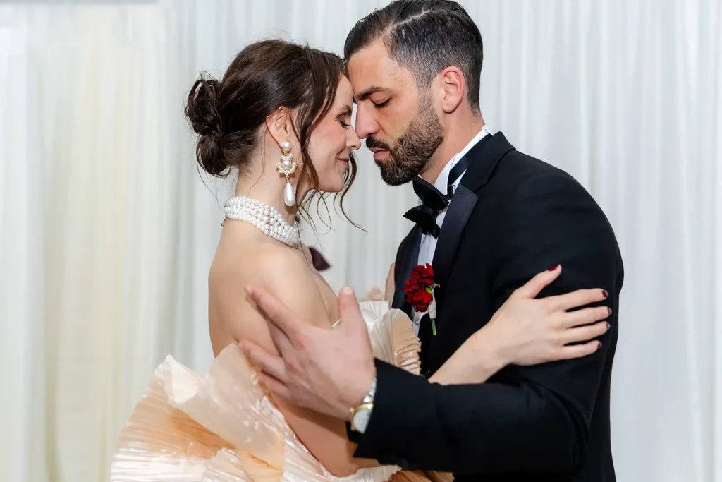 Hochzeitsfotograf Bielefeld Braut und Bräutigam umarmen sich