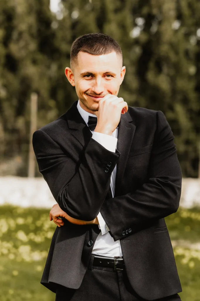 Hochzeitsfotograf Bielefeld Bräutigam lächelt, die Braut kommt gleich