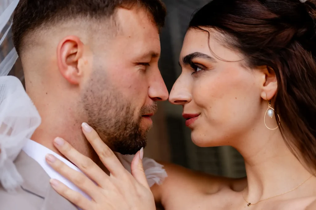 Hochzeitsfotograf Bielefeld Brautpaar schauen sich in den Augen (1)