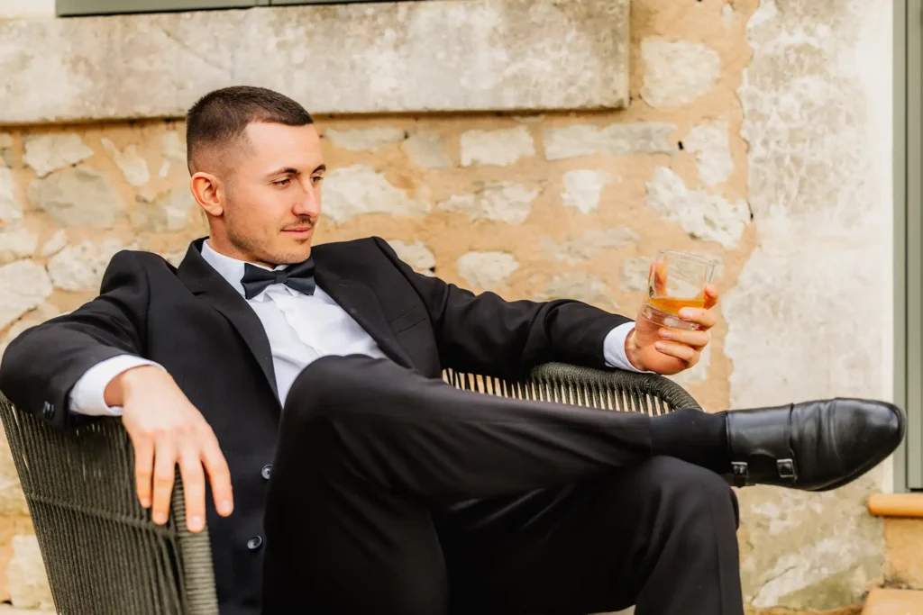 Hochzeitsfotograf Bielefeld Der Bräutigam trinkt
