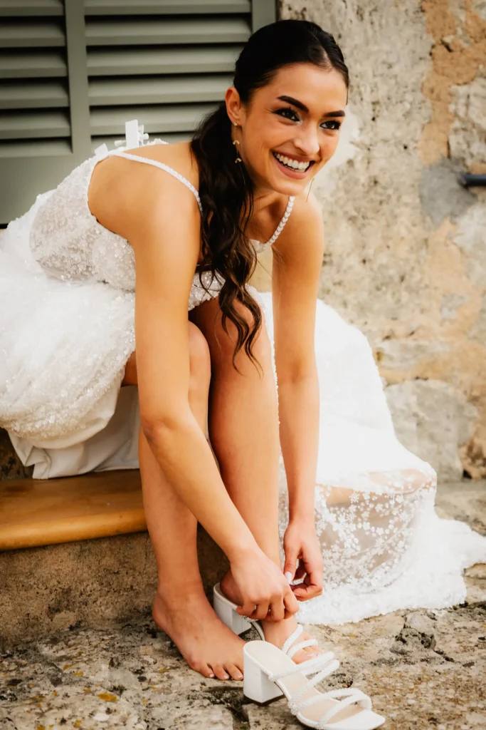 Hochzeitsfotograf Bielefeld Die Braut beim Schuhe anziehen