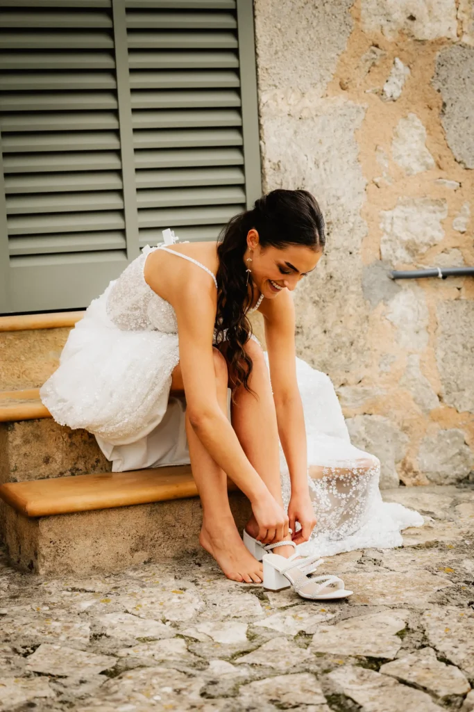Hochzeitsfotograf Bielefeld Die Natürliche Details Brautschuhe, Schmuck und Emotionen eingefangen