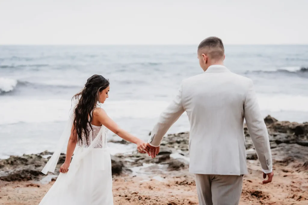 Hochzeitsfotograf Bielefeld Emotionale Umarmung am Strandufer