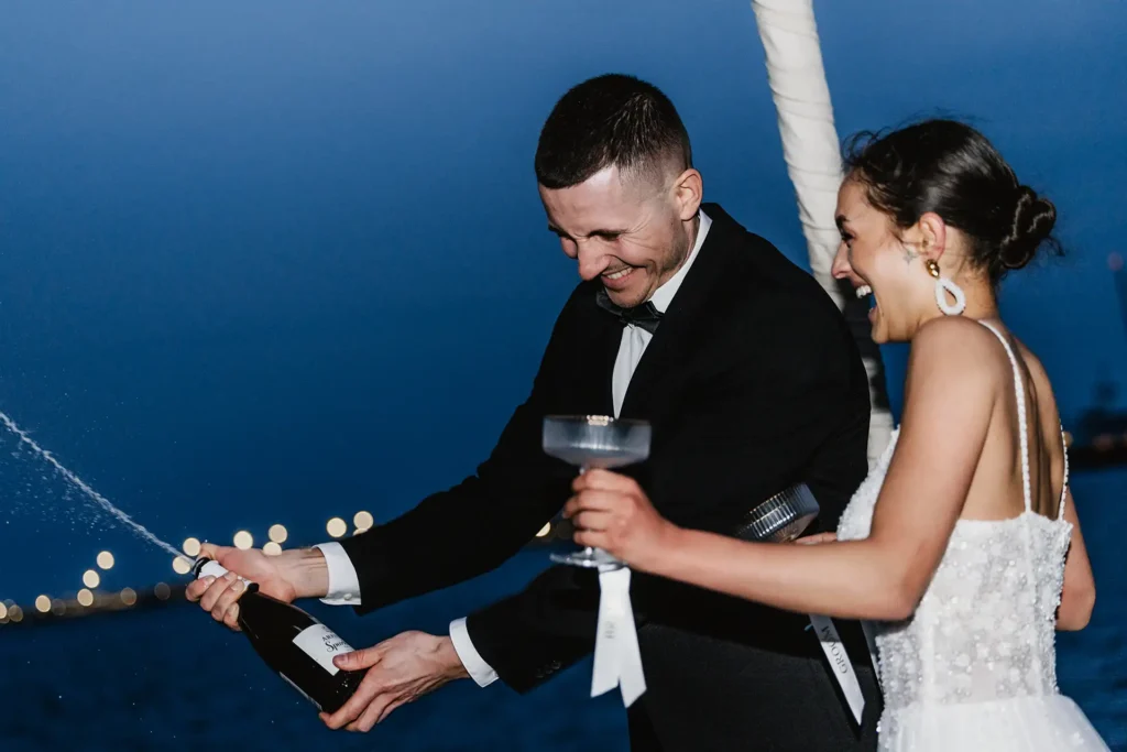 Hochzeitsfotograf Bielefeld Feierlicher Moment, die Sektflasche wurde geöffnet