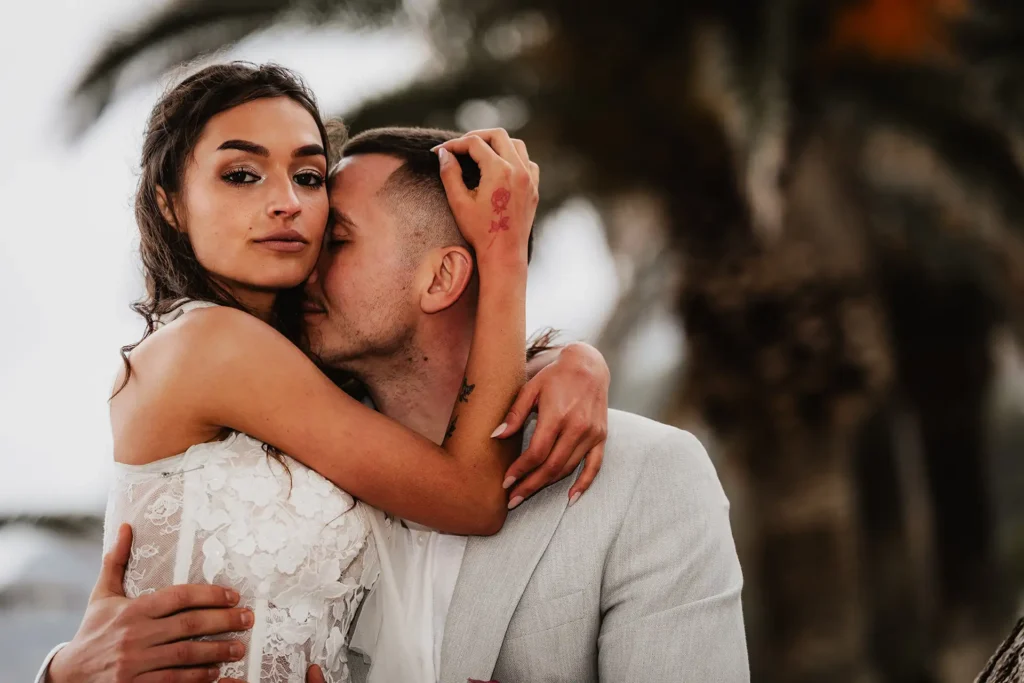 Hochzeitsfotograf Bielefeld Intime Hochzeitsmomente unter einem großen Baum