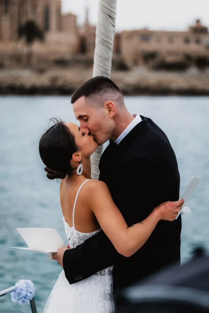 Hochzeitsfotograf Bielefeld Intime Hochzeitsszene auf dem Schiff, voller Emotion