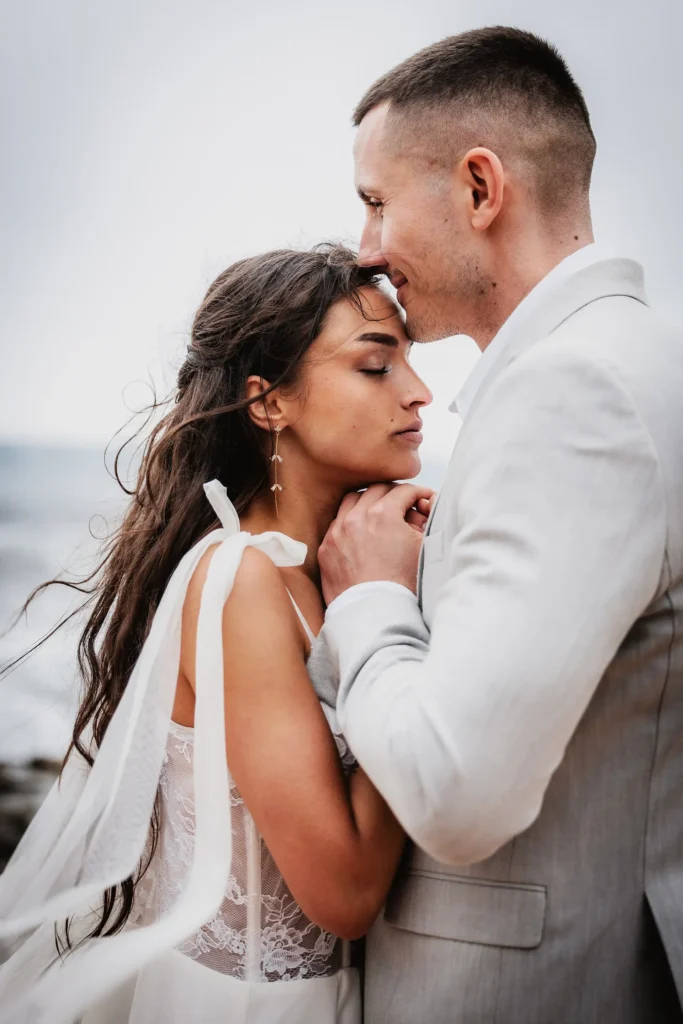 Hochzeitsfotograf Bielefeld Liebevolle Blicke mit Meeresrauschen im Hintergrund
