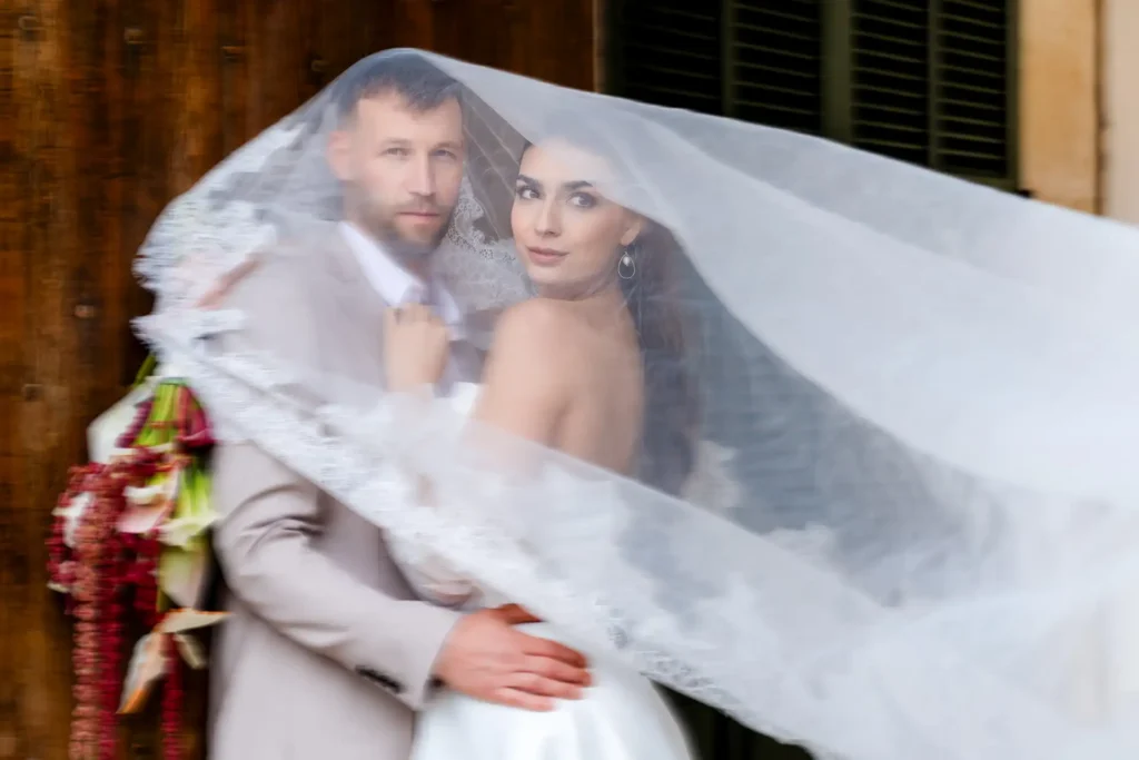 Hochzeitsfotograf Bielefeld bei der Braut fliegt der Brautschleier (2)