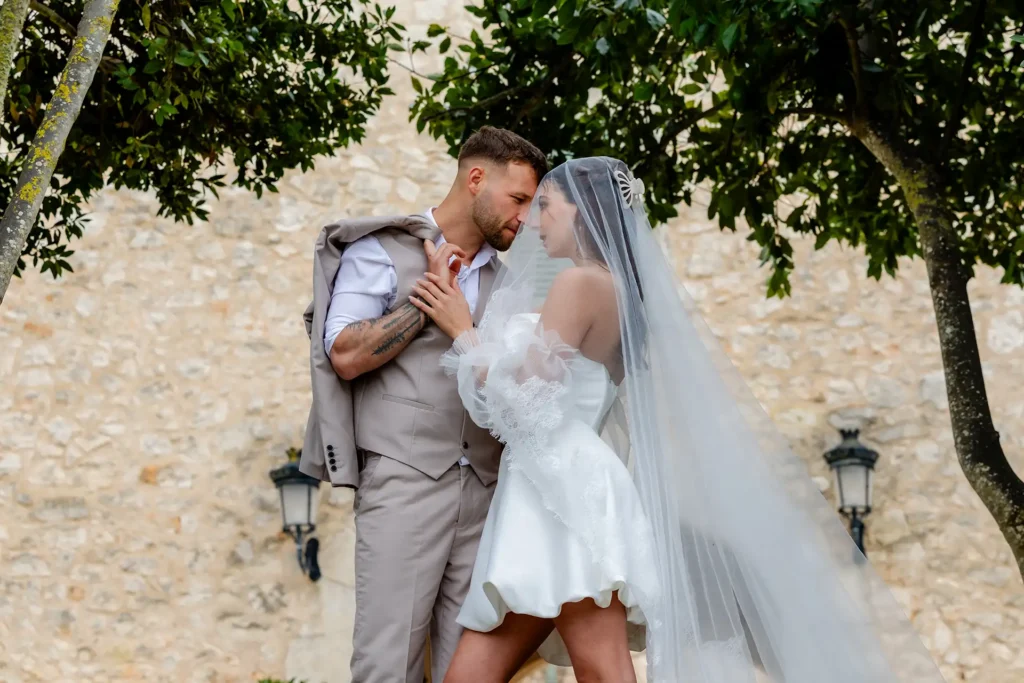 Hochzeitsfotograf Bielefeld bei der Braut fliegt der Brautschleier (5)