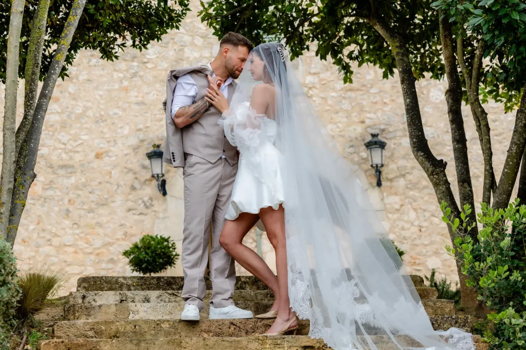 Hochzeitsfotograf Bielefeld bei der Braut fliegt der Brautschleier (6)