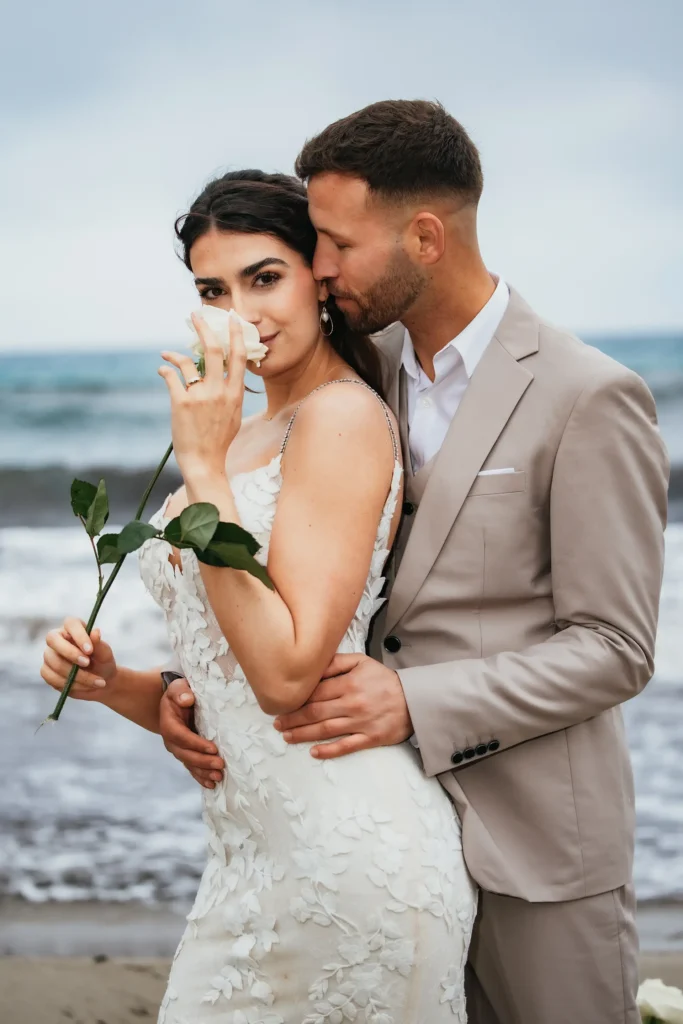Hochzeitsfotografie Bielefeld Braut hat eine Rose in der Hand (1)