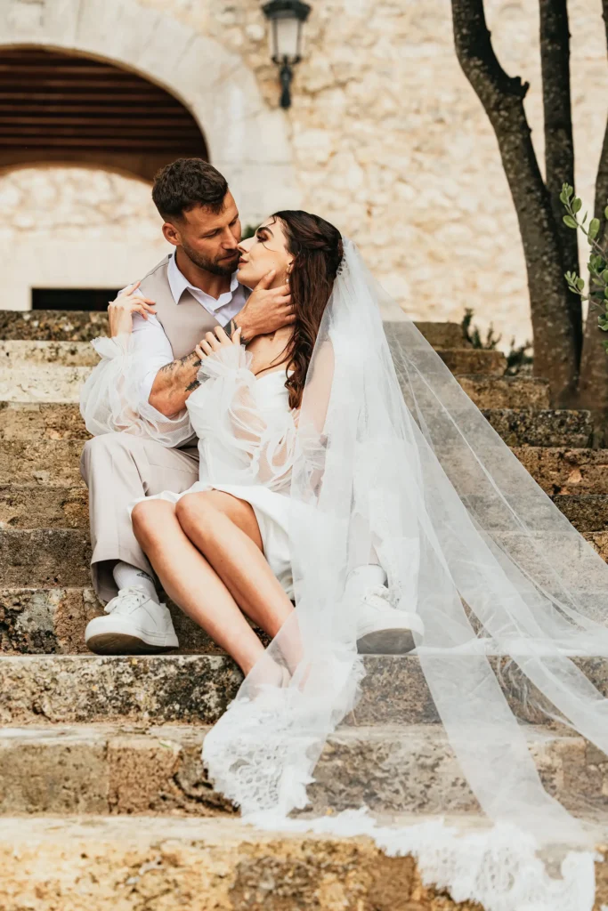 Hochzeitsfotografie Bielefeld Brautpaar vor der Hochzeitslokation (21)