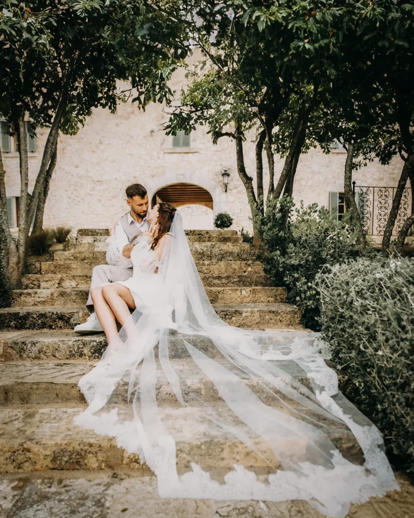 Hochzeitsfotografie Bielefeld Brautpaar vor der Hochzeitslokation (22)