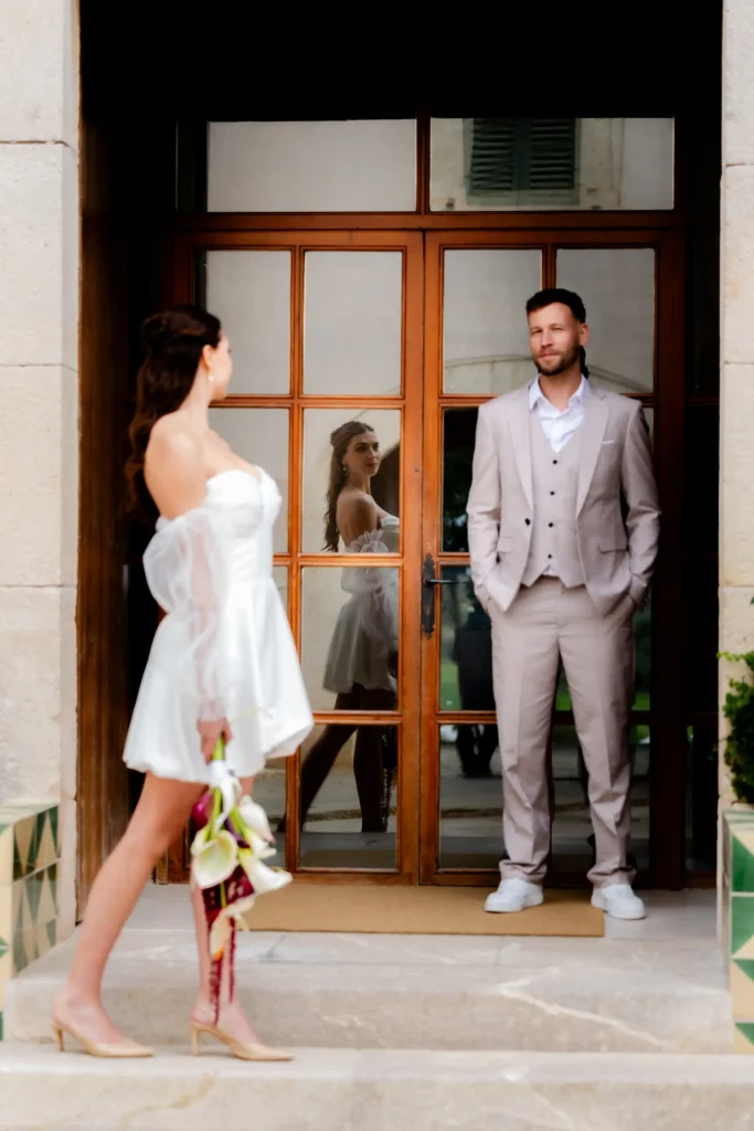Hochzeitsfotografie Bielefeld Brautpaar vor der Hochzeitslokation (28)