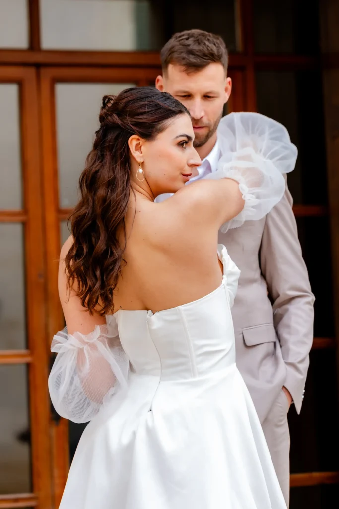 Hochzeitsfotografie Bielefeld Brautpaar vor der Hochzeitslokation (29)