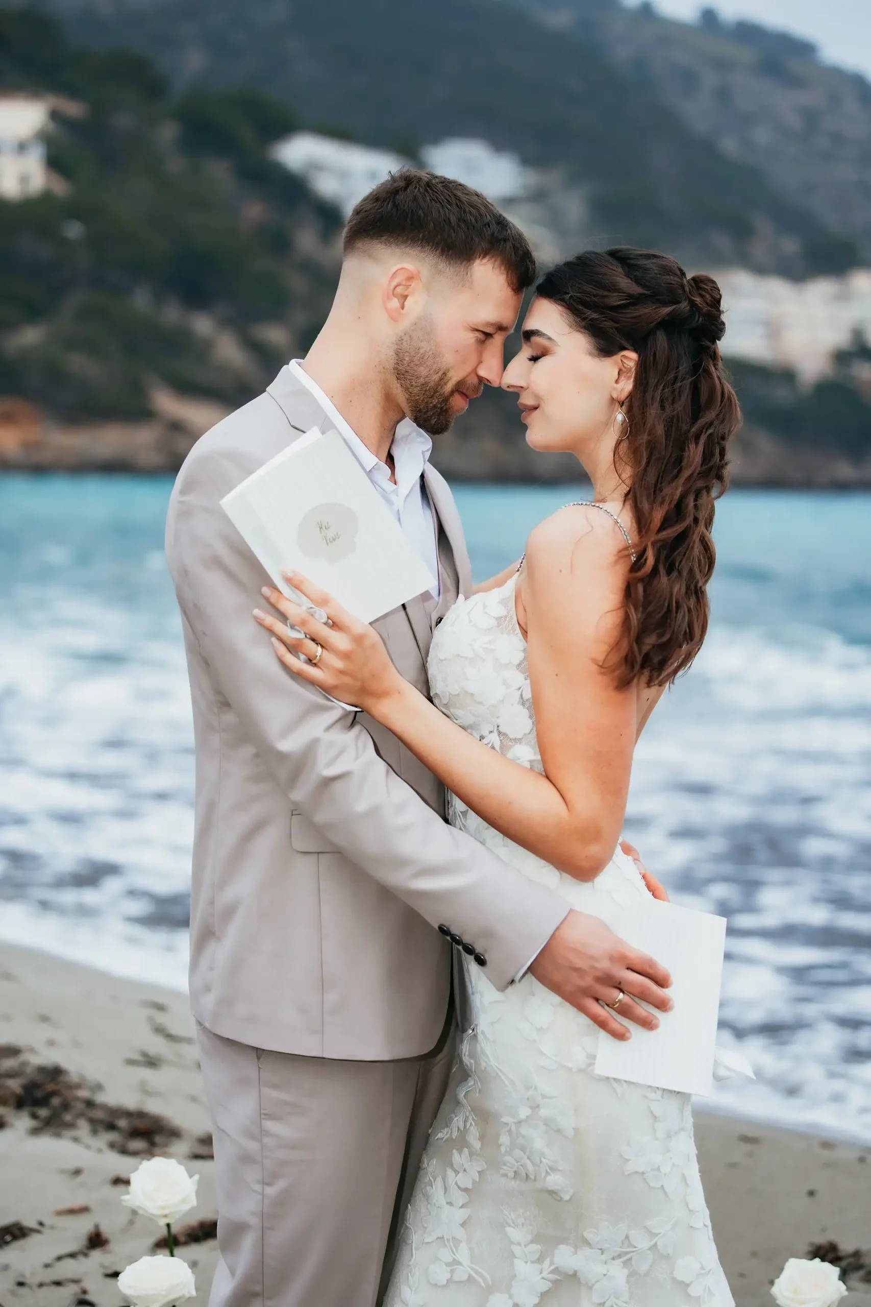 Hochzeitsfotografie Bielefeld Hochzeitspaar am Strand sie liest ihm was vor (1)