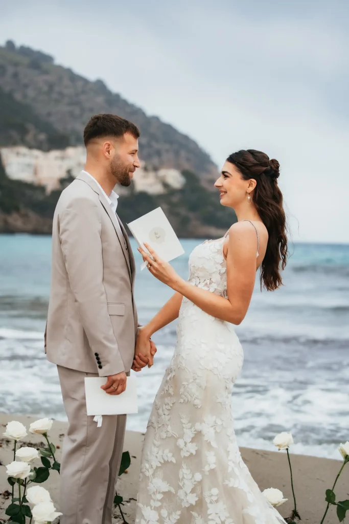 Hochzeitsfotografie Bielefeld Hochzeitspaar am Strand sie liest ihm was vor (2)