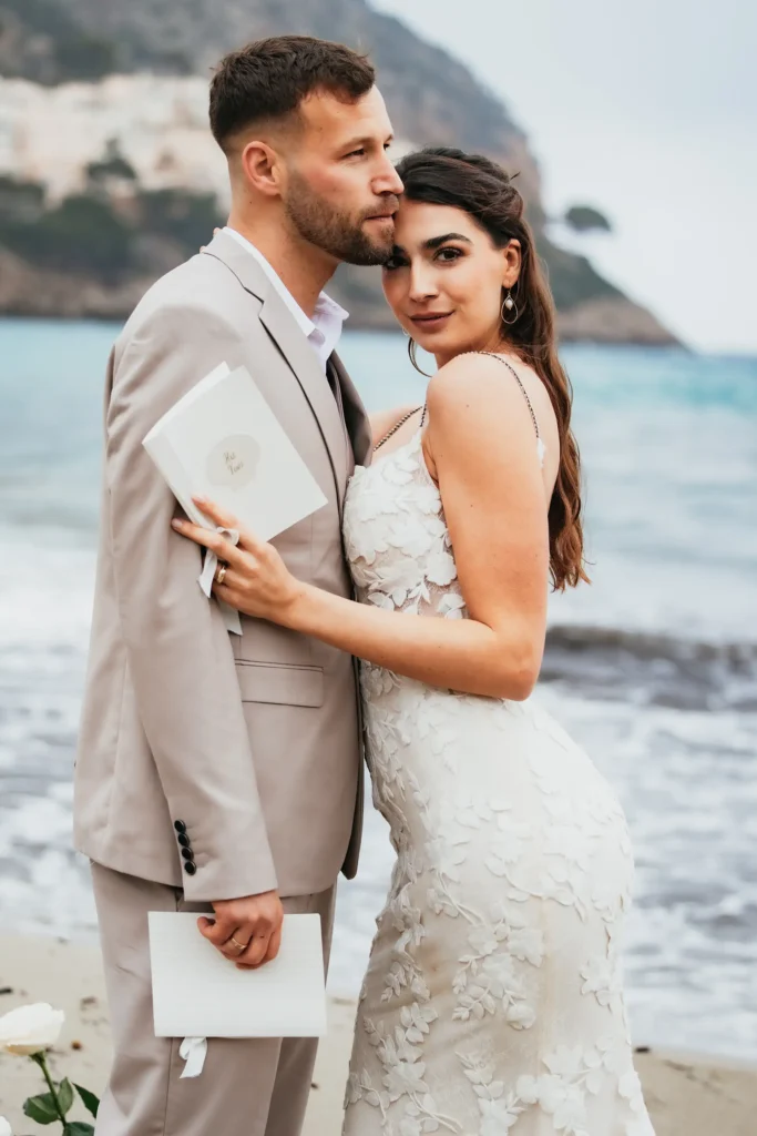 Hochzeitsfotografie Bielefeld Hochzeitspaar am Strand sie liest ihm was vor (3)